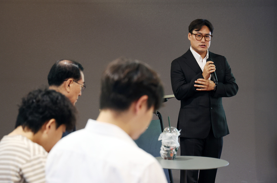 "닭 기침까지 듣는다"…농장 누비는 AI 로봇, '무인농장' 성큼