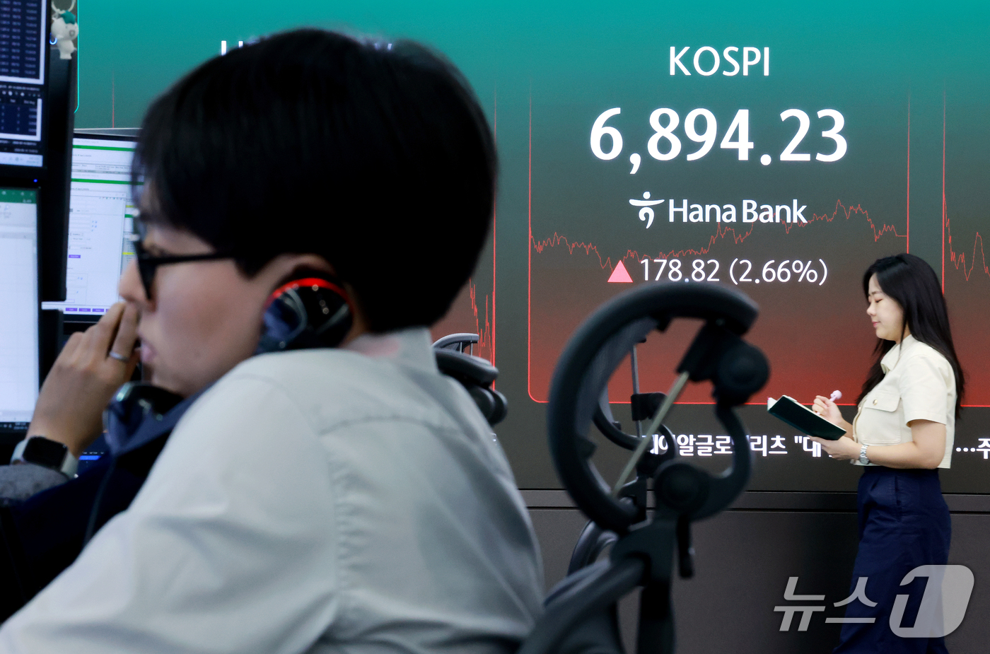 (서울=뉴스1) 이호윤 기자 = 18일 서울 중구 하나은행 본점 딜링룸 전광판에 코스피 등 종가가 표시되고 있다. 이날 코스피는 전 거래일 대비 178.82포인트(2.66%) 상승 …
