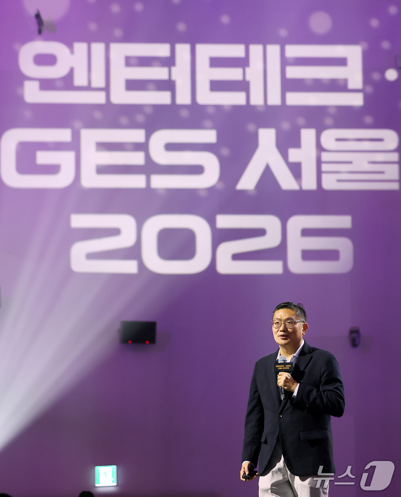 (서울=뉴스1) 김진환 기자 = 김정한 CJ ENM 부사장이 18일 서울 중구 동대문디자인플라자(DDP)에서 열린 ‘엔터테크·GES 서울 2026’ 개막식에 참석해 기조연설을 하고 …