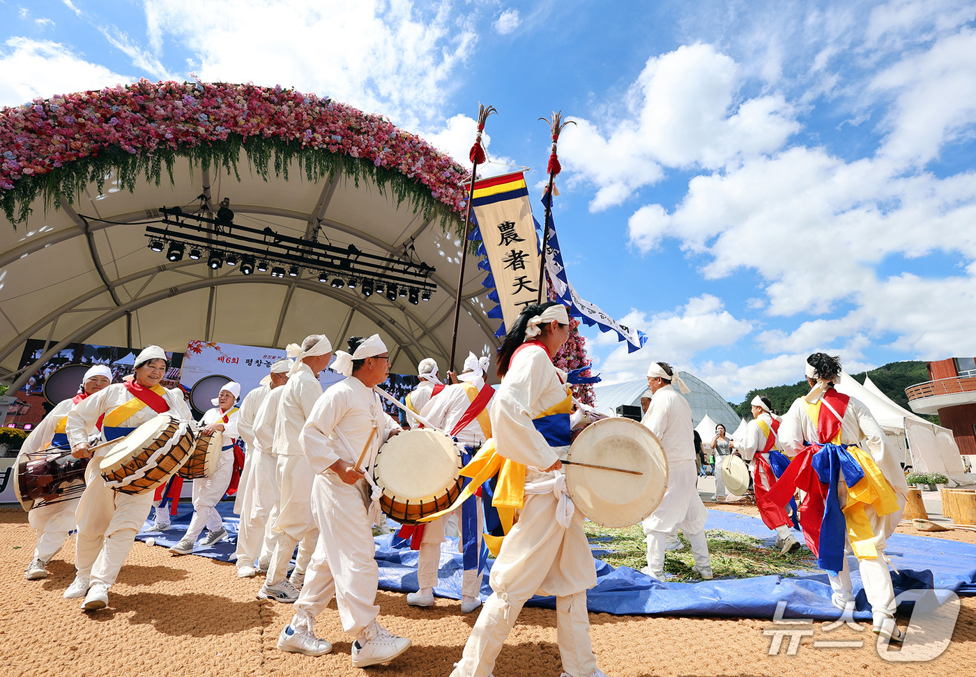 (서울=뉴스1) = 18일 오후 강원 평창군에서 열린 '2026 평창농악·산골푸드축제' 개막식에서 평창둔전평농악이 펼쳐지고 있다. (평창관광문화재단 제공. 재판매 및 DB 금지) …