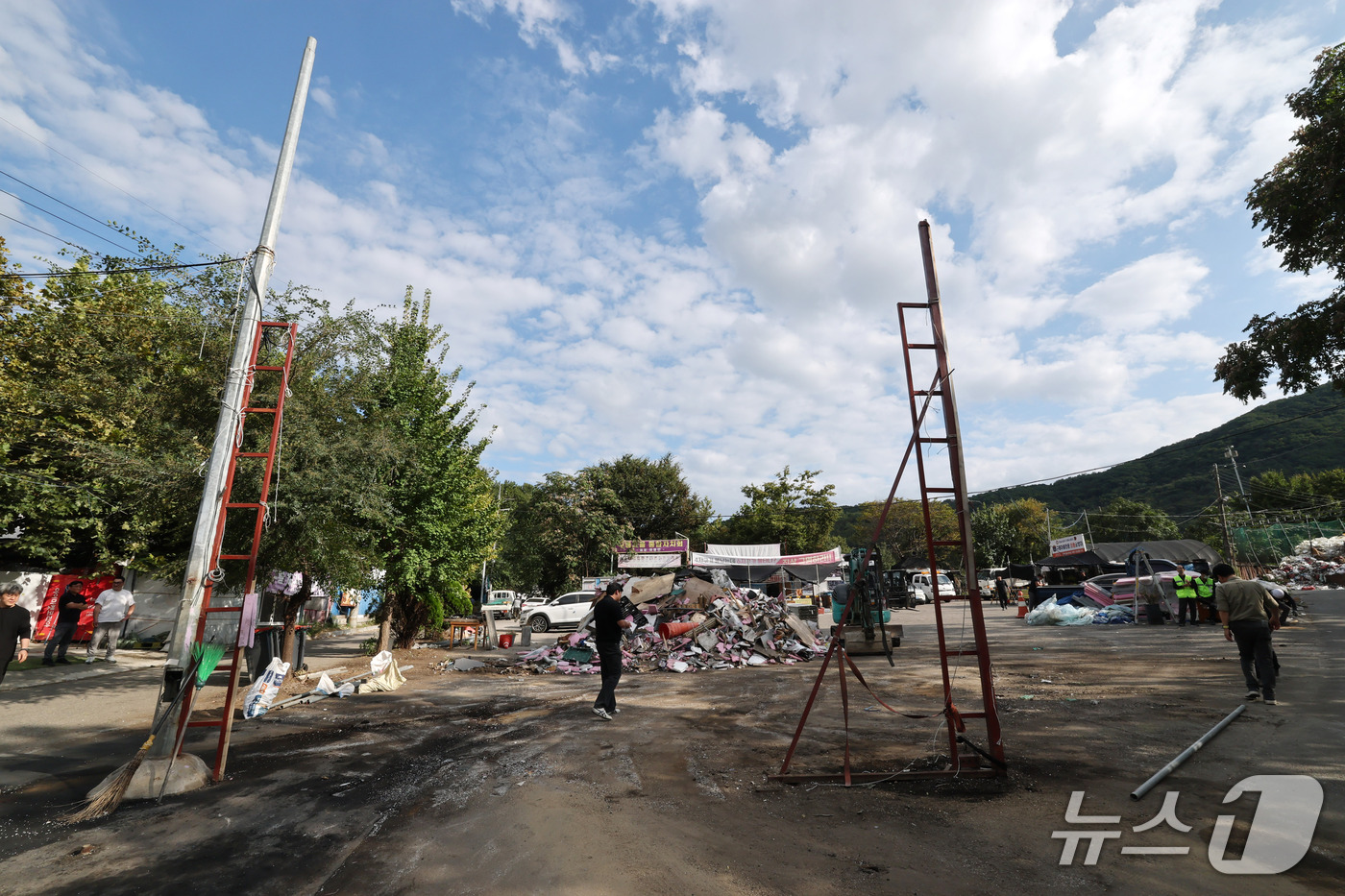 (서울=뉴스1) 박세연 기자 = 18일 서울 강남구 개포동 구룡마을 입구에 설치됐던 망루가 철거되어 있다.서울중앙지법은 이날 오전 6시30분께부터 구룡마을 입구에 설치된 망루를 철 …
