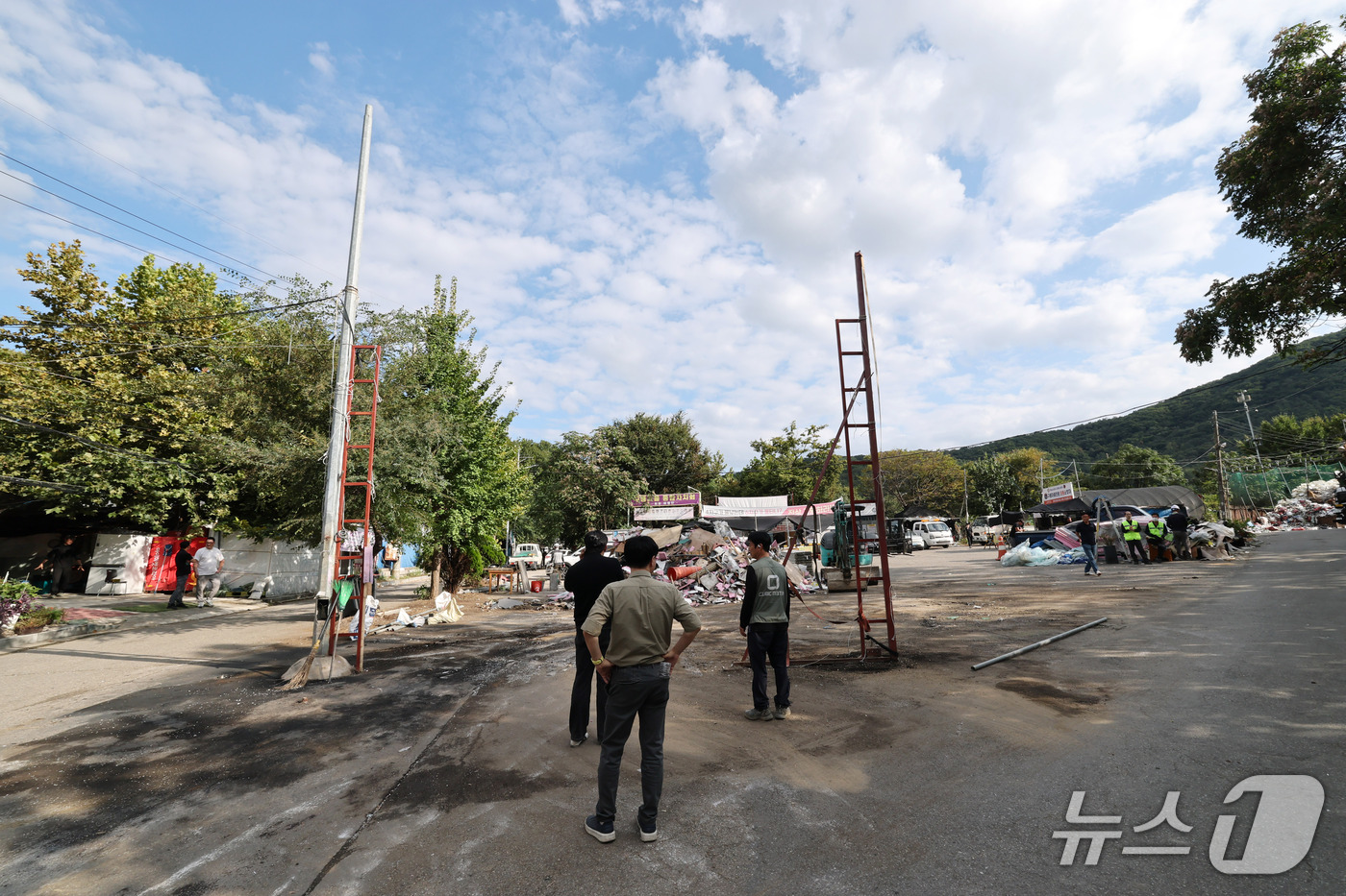 (서울=뉴스1) 박세연 기자 = 18일 서울 강남구 개포동 구룡마을 입구에 설치됐던 망루가 철거되어 있다.서울중앙지법은 이날 오전 6시30분께부터 구룡마을 입구에 설치된 망루를 철 …