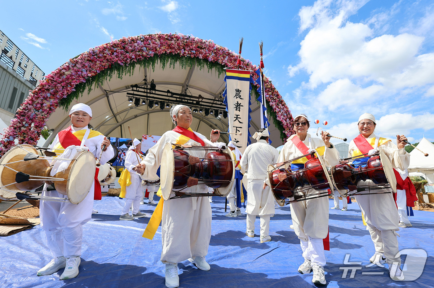 (서울=뉴스1) = 18일 오후 강원 평창군에서 열린 '2026 평창농악·산골푸드축제' 개막식에서 봉평메밀화전농경문화 공연이 펼쳐지고 있다. (평창관광문화재단 제공. 재판매 및 D …