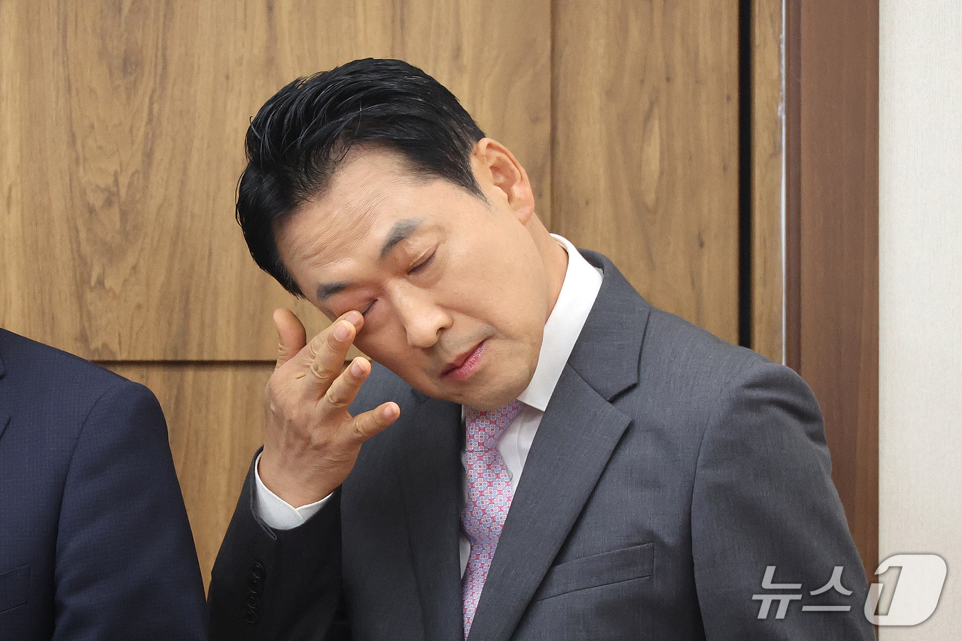 (서울=뉴스1) 신웅수 기자 = 장동혁 국민의힘 대표가 18일 서울 여의도 국회에서 열린 현안 기자간담회에서 눈을만지고 있다. 2026.9.18/뉴스1