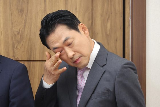 얼굴 매만지는 장동혁 대표