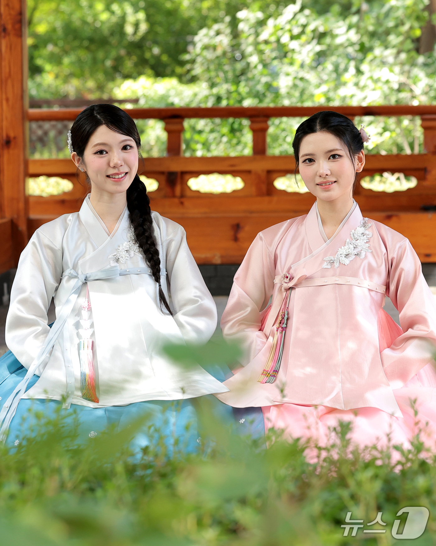 (서울=뉴스1) 권현진 기자 = 도드리(dodree) 나영주, 이송현(오른쪽)이 서울 종로구 뉴스1 인근에서 열린 인터뷰에 앞서 한복을 곱게 차려 입고 추석 인사를 전하고 있다.지 …