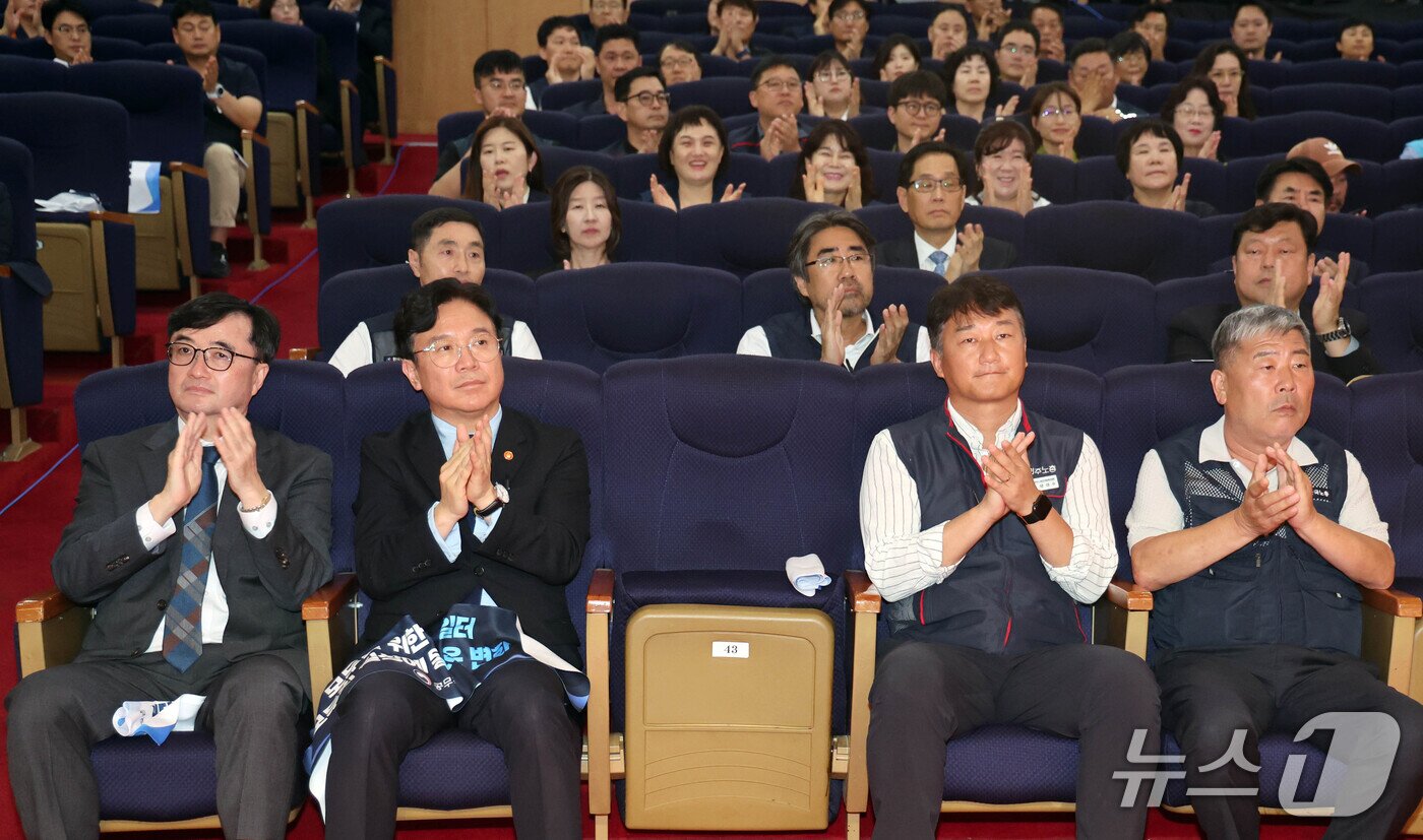 본문 이미지 - 임길근 공무직위원회 위원장, 김영훈 고용노동부 장관, 양경수 민주노총 위원장, 김동명 한국노총 위원장이 18일 서울 종로구 정부서울 청사에서 열린 공무직위원회 출범식에서 박수를 치고 있다. 2026.9.18 ⓒ 뉴스1 이종덕 기자