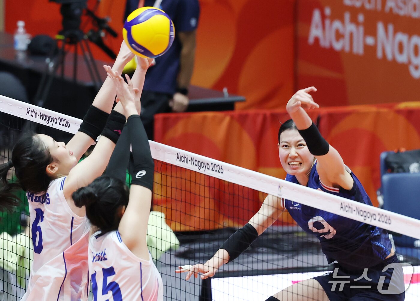 본문 이미지 - 18일 일본 파크 아레나 고마키에서 열린 2026 아이치·나고야 아시안게임 여자배구 조별리그 D조 3차전 대한민국과 베트남의 경기, 나현수가 공격하고 있다. 2026.9.18 ⓒ 뉴스1 김민지 기자