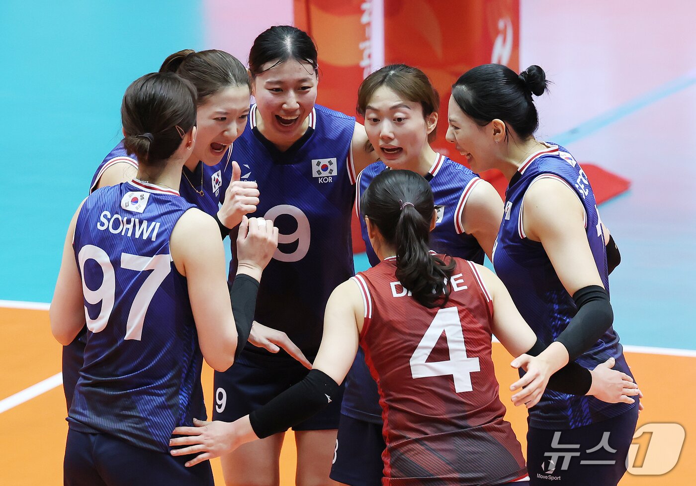 본문 이미지 - 18일 일본 파크 아레나 고마키에서 열린 2026 아이치·나고야 아시안게임 여자배구 조별리그 D조 3차전 대한민국과 베트남의 경기에서 이다현 등 선수들이 득점에 환호하고 있다. 2026.9.18 ⓒ 뉴스1 김민지 기자
