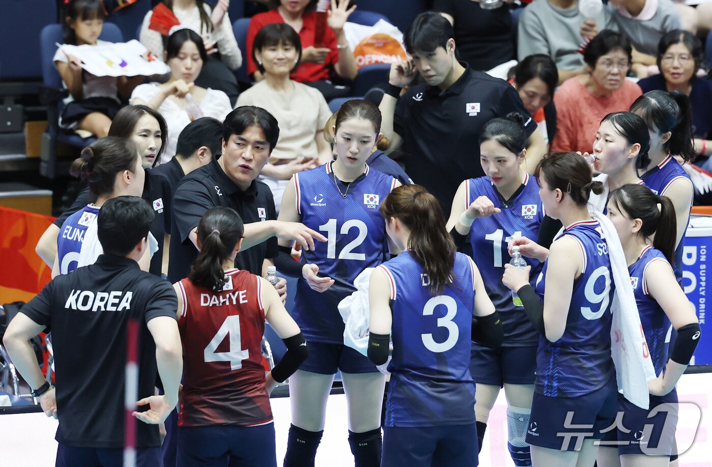 본문 이미지 - 18일 일본 파크 아레나 고마키에서 열린 2026 아이치·나고야 아시안게임 여자배구 조별리그 D조 3차전 대한민국과 베트남의 경기에서 차상현 감독이 작전 지시를 하고 있다. 2026.9.18 ⓒ 뉴스1 김민지 기자