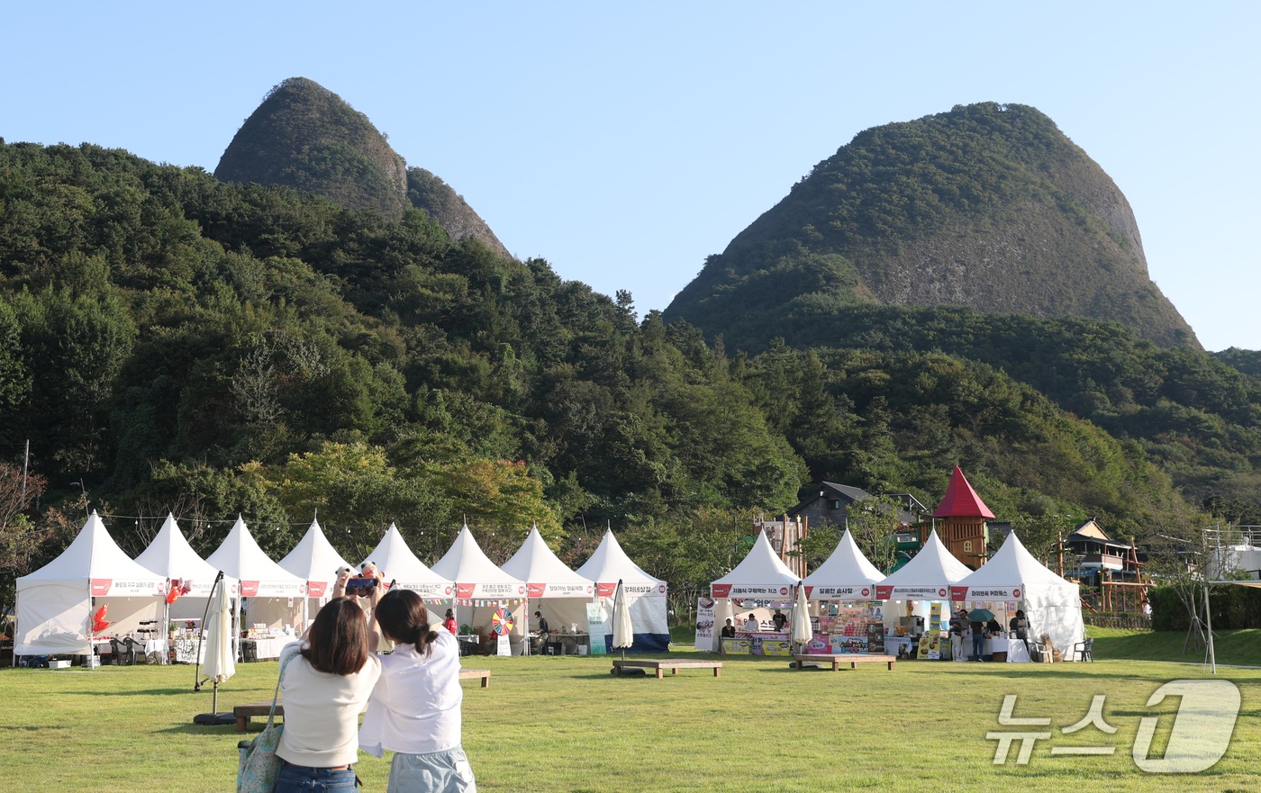 (진안=뉴스1) 유경석 기자 = 18일 전북 진안군 마이산 북부 일원에서 열린 진안 홍삼축제에서 방문객들이 사진 촬영을 하고 있다. 2026.9.18/뉴스1
