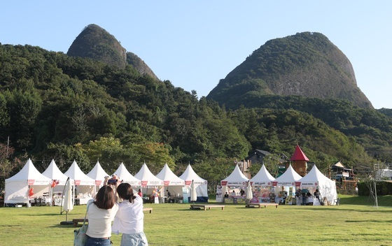 진안 홍삼축제 찾아 마이산 촬영하는 방문객