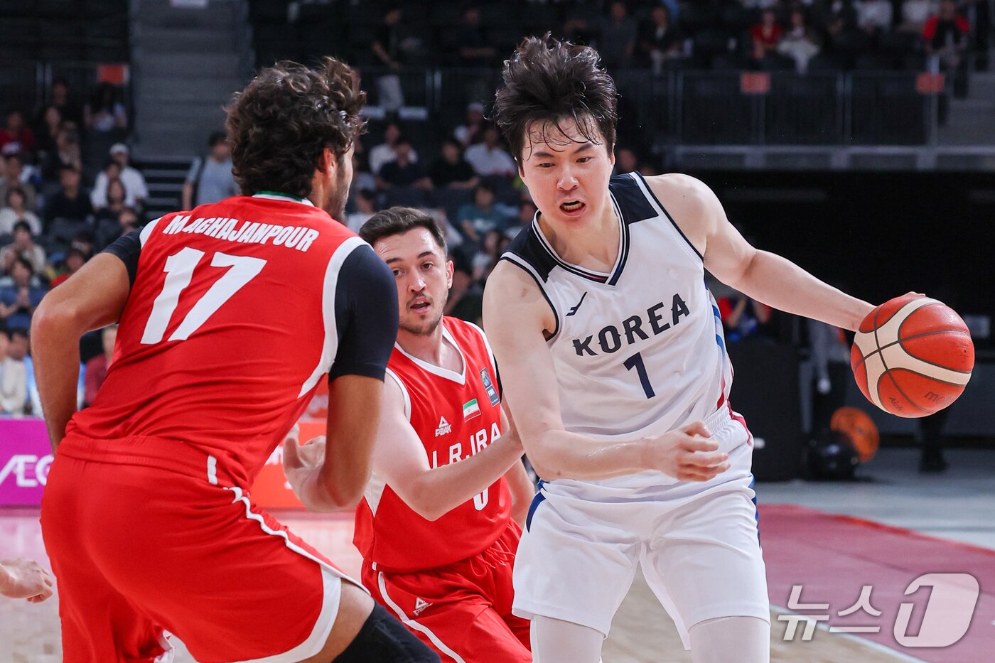 본문 이미지 - 18일 일본 나고야 아이치인터내셔널 아레나에서 열린 2026 아이치·나고야 아시안게임 남자농구 준결승 대한민국과 이란의 경기, 한국 이현중이 드리블을 하고 있다. 2026.9.18 ⓒ 뉴스1 안은나 기자