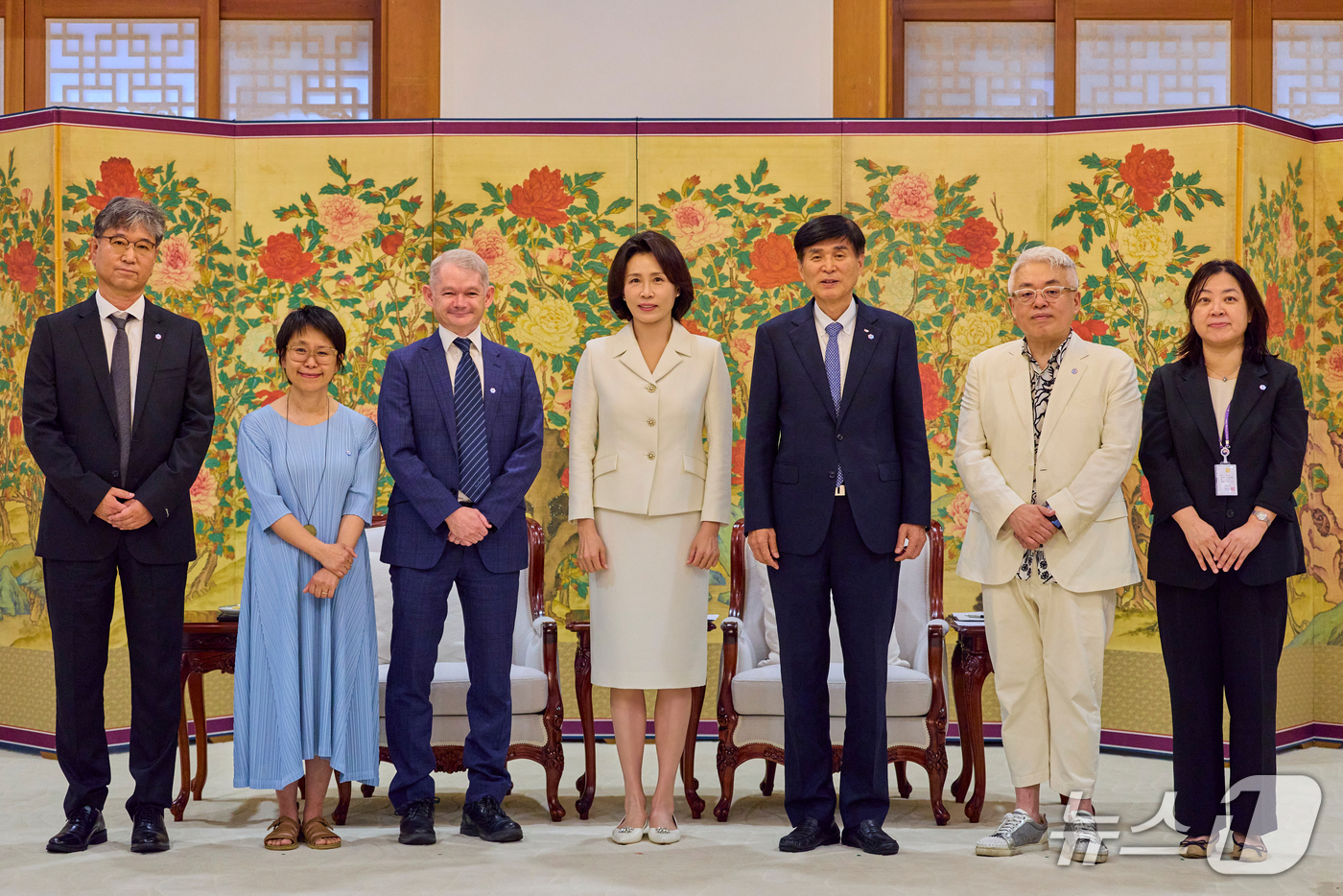 (서울=뉴스1) 허경 기자 = 김혜경 여사가 18일 청와대에서 다니엘 그림리 옥스퍼드대 인문대 학장(왼쪽 세 번째)을 접견, 참석자들과 기념촬영을 하고 있다. (청와대 제공. 재판 …