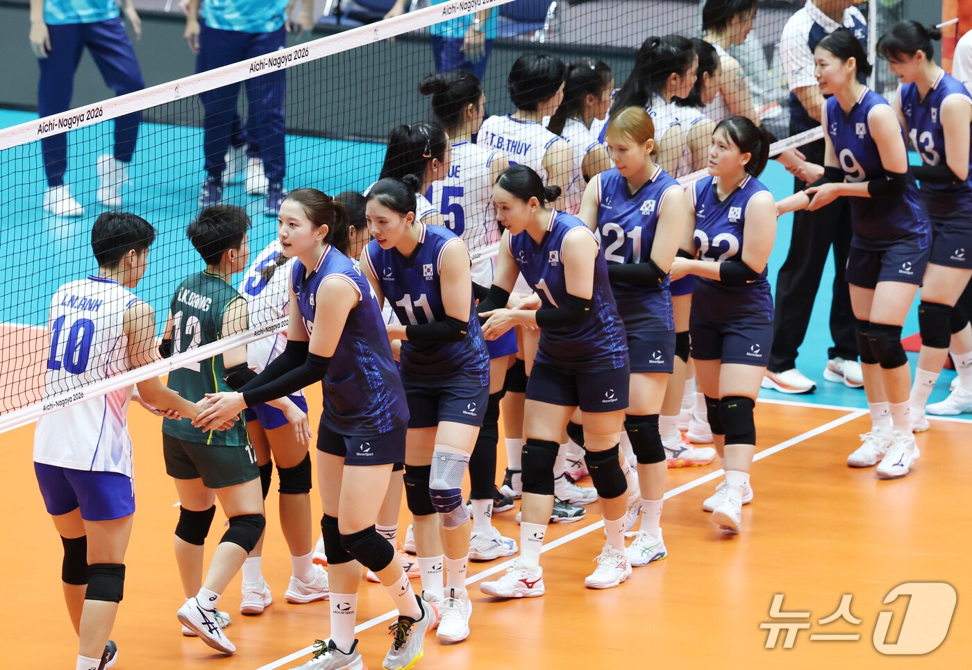 본문 이미지 - 18일 일본 파크 아레나 고마키에서 열린 2026 아이치·나고야 아시안게임 여자배구 조별리그 D조 3차전 대한민국과 베트남의 경기에서 3대1로 승리한 대한민국 선수들이 상대팀 선수들과 인사하고 있다. 2026.9.18 ⓒ 뉴스1 김민지 기자