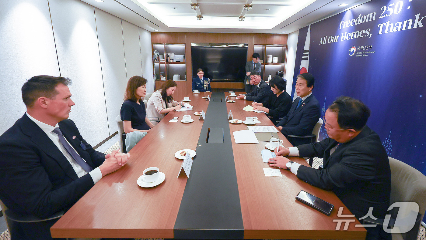 (서울=뉴스1) = 권오을 국가보훈부 장관(오른쪽 두번째)이 18일 오후 서울 중구 앰버서더 서울 풀만 호텔에서 미셸 스틸 주한미국대사를 만나 국제보훈사업 교류협력 확대 방안에 대 …