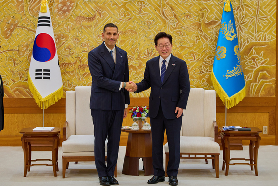 칼둔 UAE 행정청장 접견하는 이재명 대통령