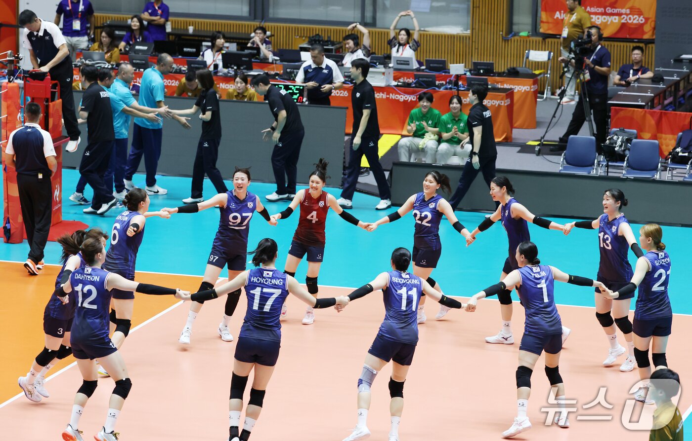 본문 이미지 - 18일 일본 파크 아레나 고마키에서 열린 2026 아이치·나고야 아시안게임 여자배구 조별리그 D조 3차전 대한민국과 베트남의 경기에서 3대1로 승리한 대한민국 선수들이 기뻐하고 있다. 2026.9.18 ⓒ 뉴스1 김민지 기자