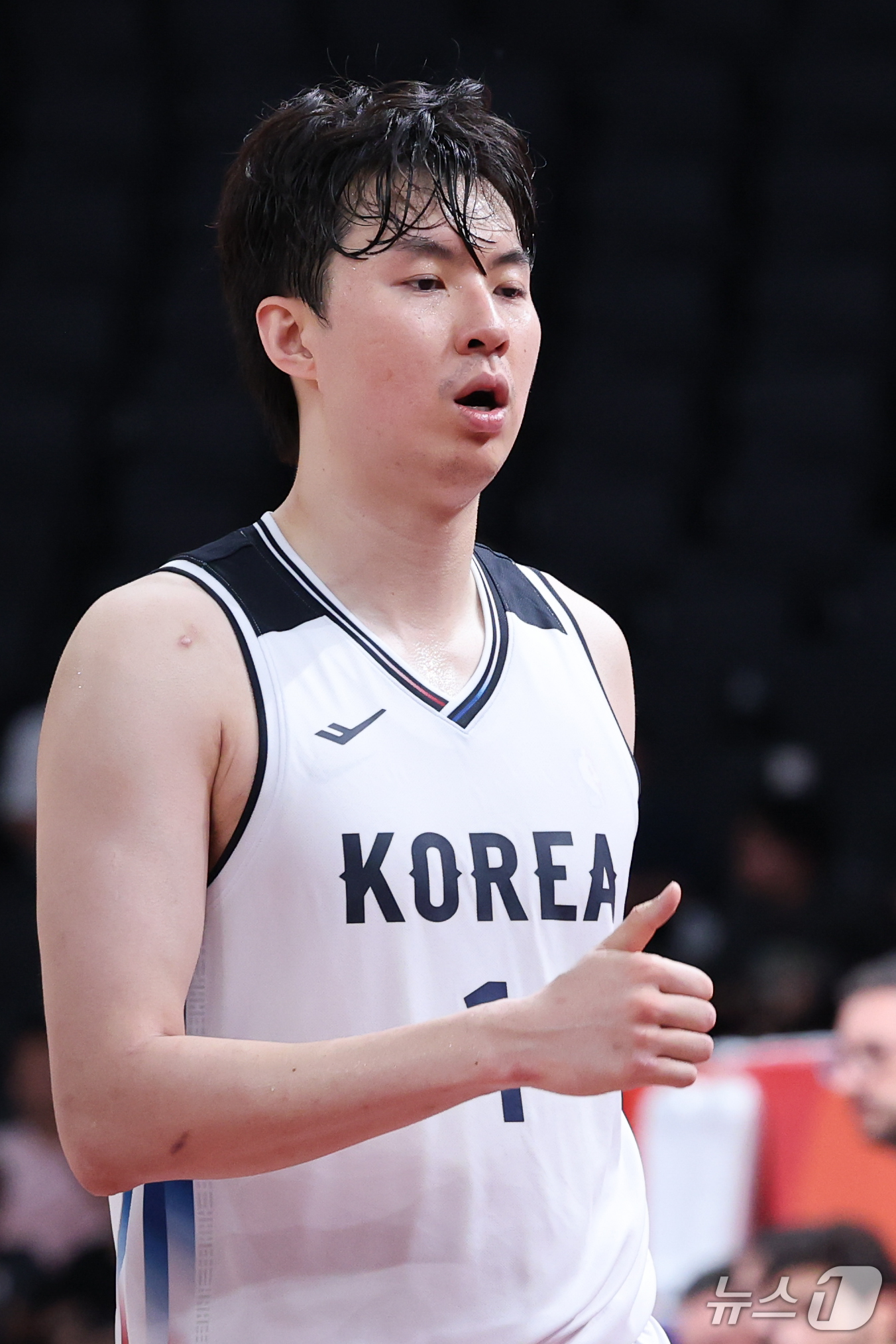 (나고야=뉴스1) 안은나 기자 = 18일 일본 나고야 아이치인터내셔널 아레나에서 열린 2026 아이치·나고야 아시안게임 남자농구 준결승 대한민국과 이란의 경기, 한국 이현중이 벤치 …