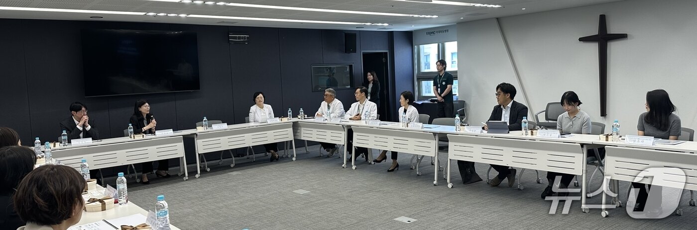 본문 이미지 - 보건복지부는 18일 차전경 장애인정책국장 등이 서울 양천구 이대목동병원을 방문해 장애인 의료기관 이용편의 지원사업과 장애친화 산부인과 운영지원사업 등을 논의했다고 밝혔다.(보건복지부 제공)