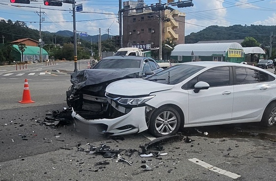 무안서 비보호 좌회전 차량과 직진 차량과 충돌…4명 부상