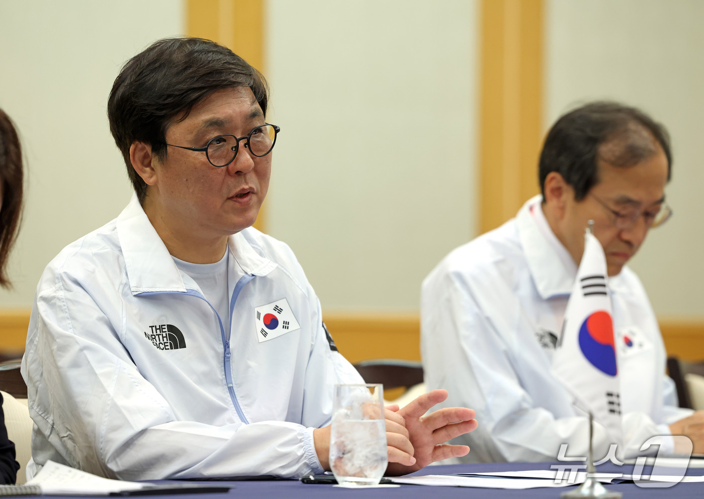 (서울=뉴스1) = 최휘영 문화체육관광부 장관이 18일 일본 나고야 메리어트 아소시아 호텔에서 카와이 준이치 일본 스포츠청장과 면담을 하고 있다. (문화체육관광부 제공. 재판매 및 …