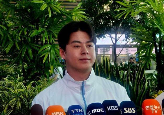 노시환 단복에 태극기가 거꾸로…알고 보니 '제품 오류'[AG]