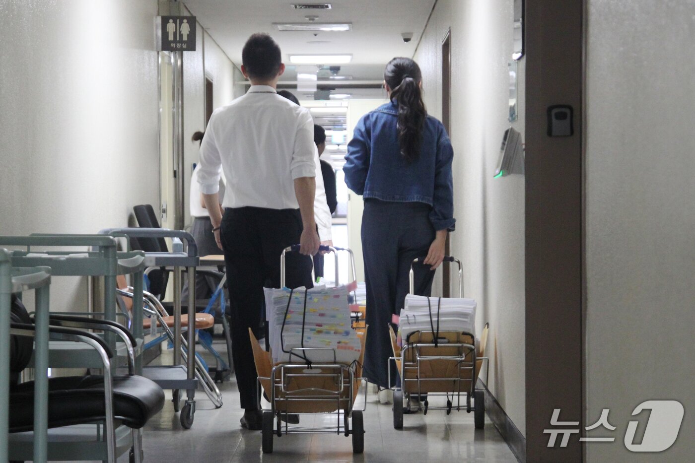 본문 이미지 - 지난 17일 서울중앙지검 공판2부 수사관들이 수사 기록을 수레로 옮기고 있다.2026.9.18 ⓒ 뉴스1 김민재 기자