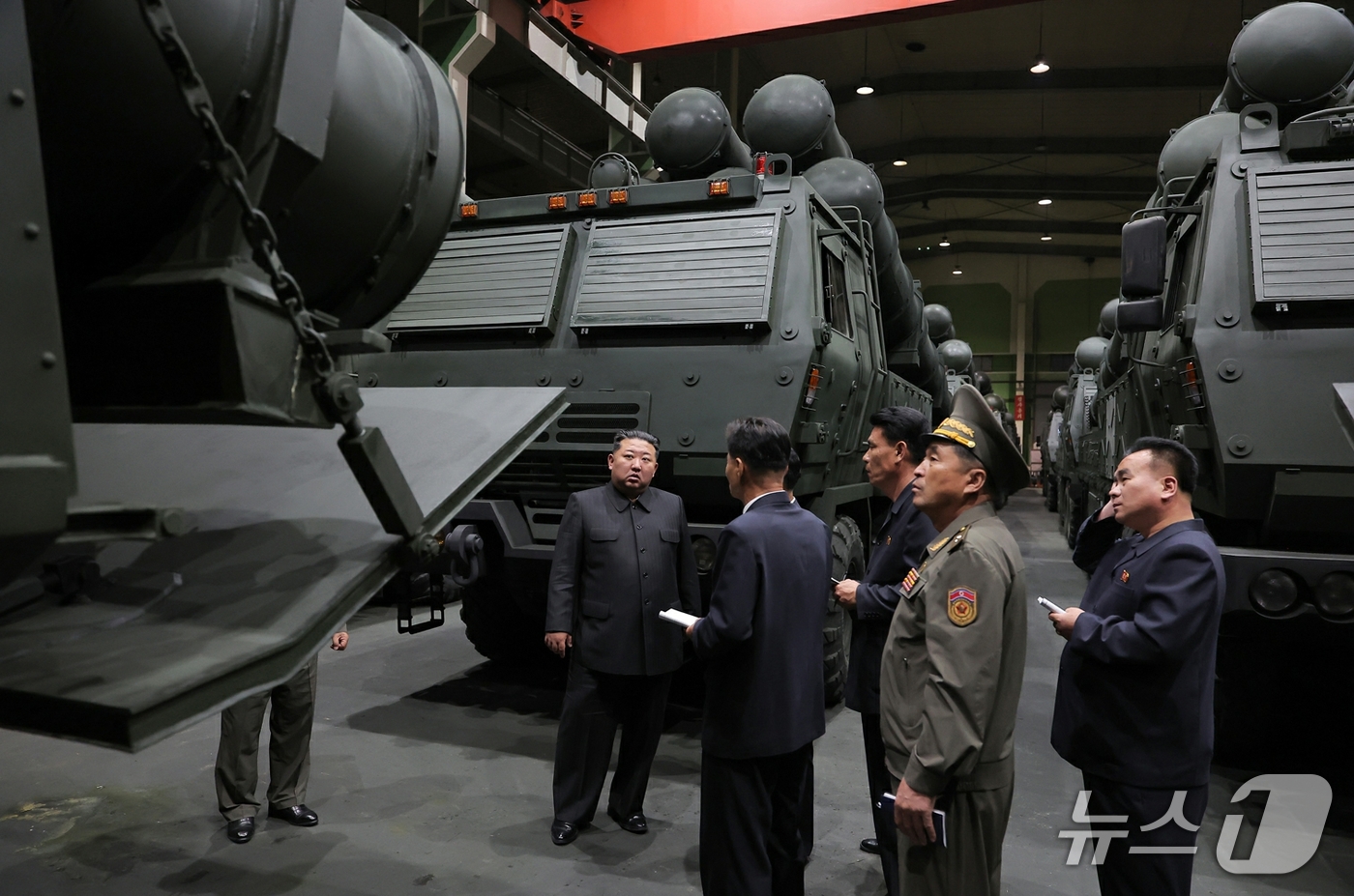 (평양 노동신문=뉴스1) = 북한 노동당 기관지 노동신문은 19일 김정은 노동당 총비서가 지난 16일부터 18일까지 중요군수공업기업소들을 방문해 생산 실태를 점검했다고 보도했다. …