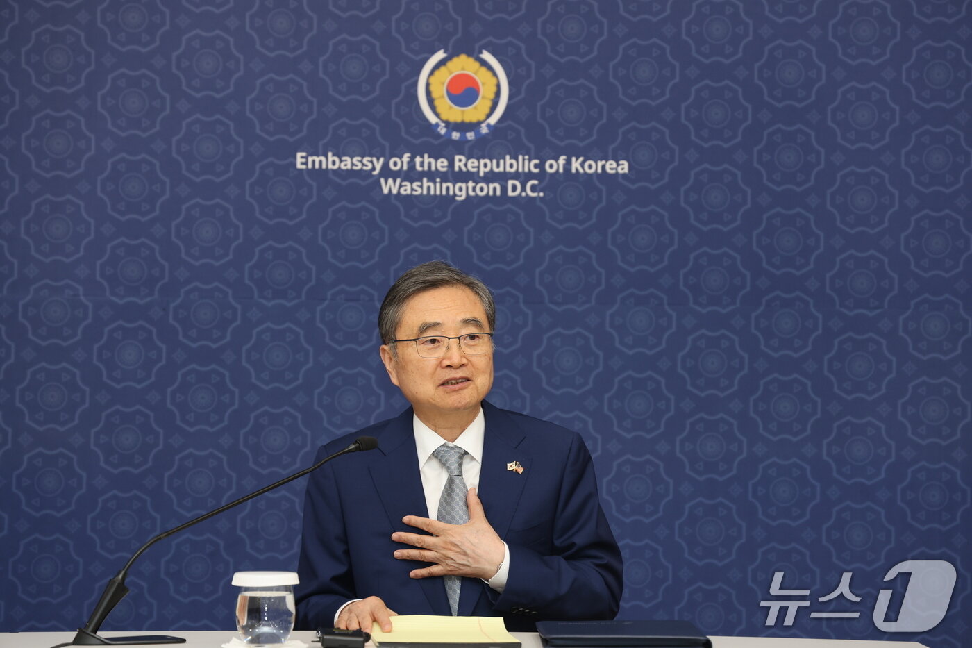 본문 이미지 -   18일(현지시간) 조현 외교부 장관이 워싱턴 DC에서 특파원 간담회에서 한미외교장관회담 관련 설명하고 있다. 2026.09.18 (워싱턴 공동취재단)