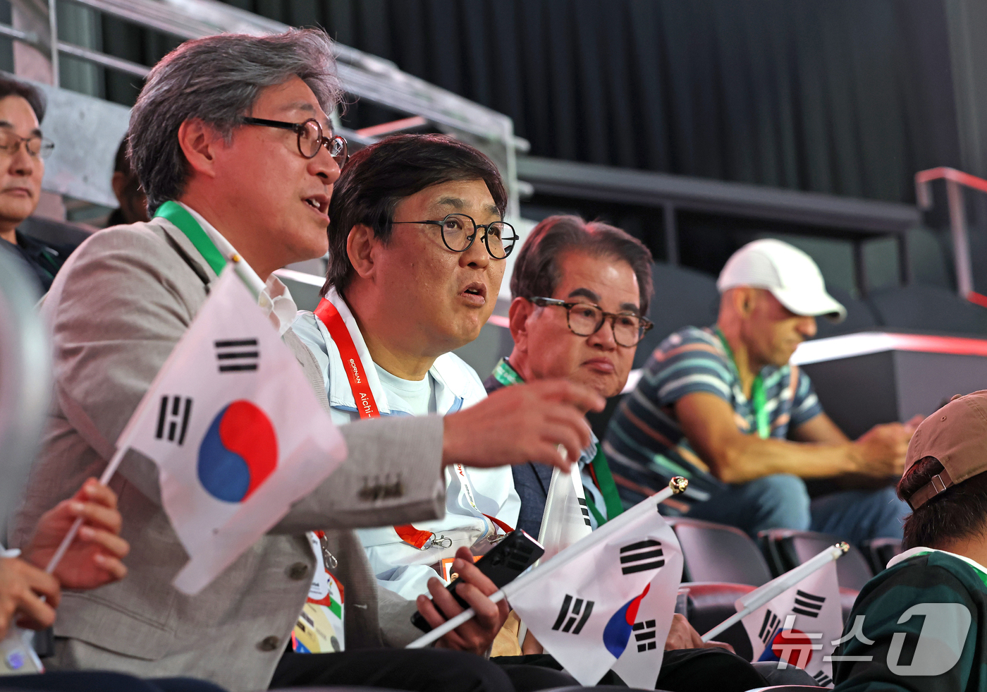 (서울=뉴스1) 김진환 기자 = 최휘영 문화체육관광부 장관이 지난 18일 일본 나고야 아이치인터내셔널 아레나에서 열린 2026 아이치·나고야 아시안게임 남자농구 준결승 대한민국과 …