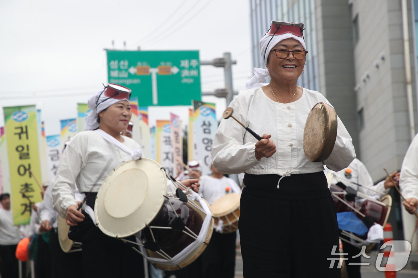 본문 이미지 - 해녀의 날인 19일 오전 제주시 구좌읍 제주해녀박물관 앞에서 제19회 제주해녀축제 개막을 기념하는 거리 퍼레이드가 펼쳐지고 있다. 2026.9.19 ⓒ 뉴스1 오미란 기자