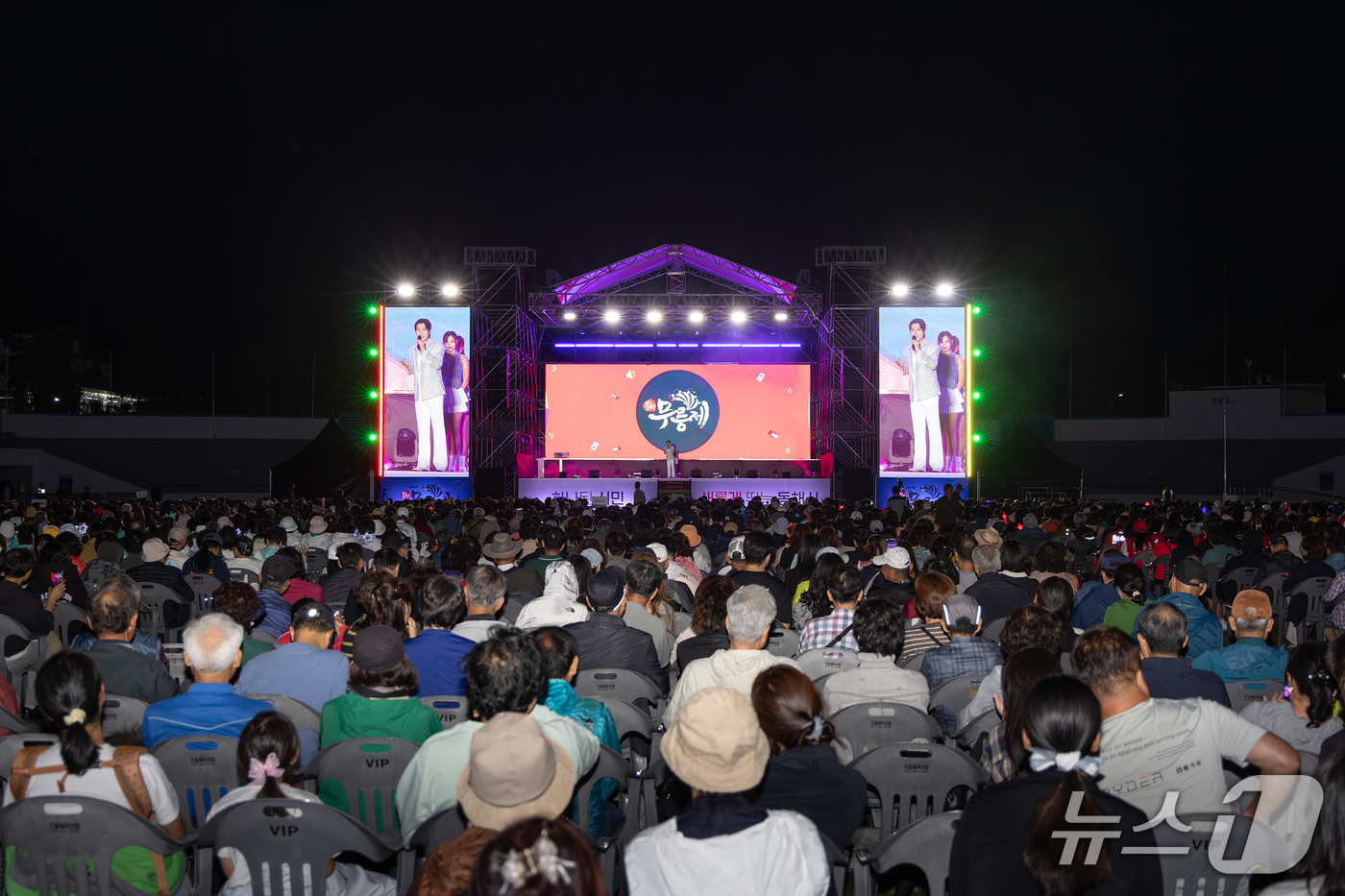 (동해=뉴스1) 윤왕근 기자 = 제39회 동해무릉제 개막식이 열린 18일 밤 강원 동해시 동해웰빙레포츠타운 특설무대에서 축하공연이 펼쳐지고 있다.(동해시 제공. 재판매 및 DB 금 …