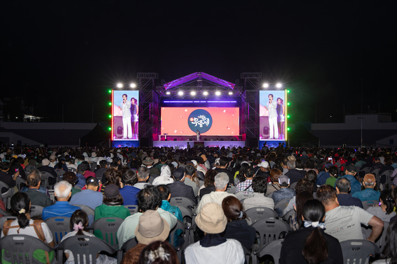 가을밤 달군 무대…열기 뜨거운 동해무릉제