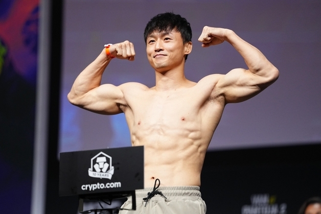 '8년 만에 랭킹 진입 도전' 최두호, 계체 통과…내일 핏불과 대결
