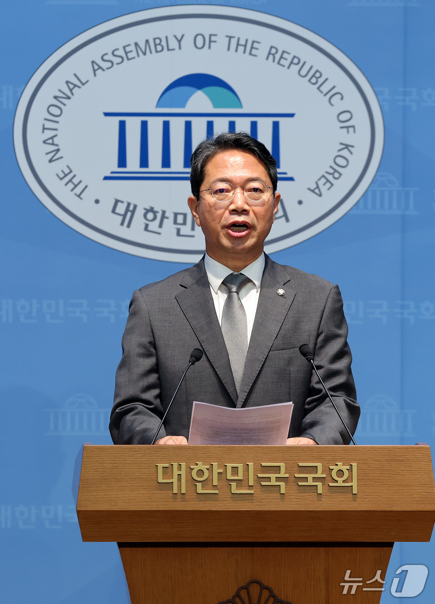 (서울=뉴스1) 김진환 기자 = 김승원 법무부 장관 후보자가 19일 서울 영등포구 여의도 국회 소통관에서 후보자직 사퇴 기자회견을 하고 있다. 2026.9.19/뉴스1