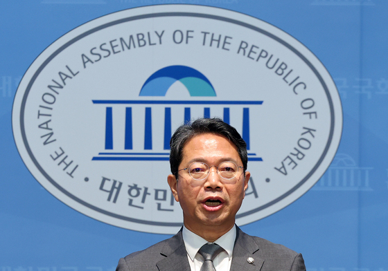 후보자 자진 사퇴 밝히는 김승원 법무부 장관 후보자