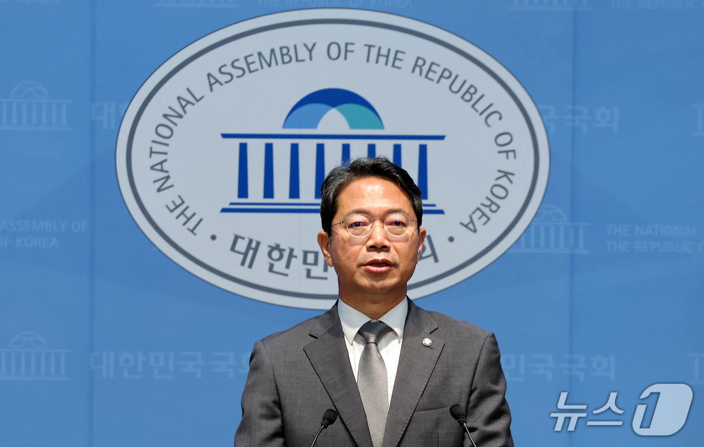 (서울=뉴스1) 김진환 기자 = 김승원 법무부 장관 후보자가 19일 서울 영등포구 여의도 국회 소통관에서 후보자직 사퇴 기자회견을 하고 있다. 2026.9.19/뉴스1