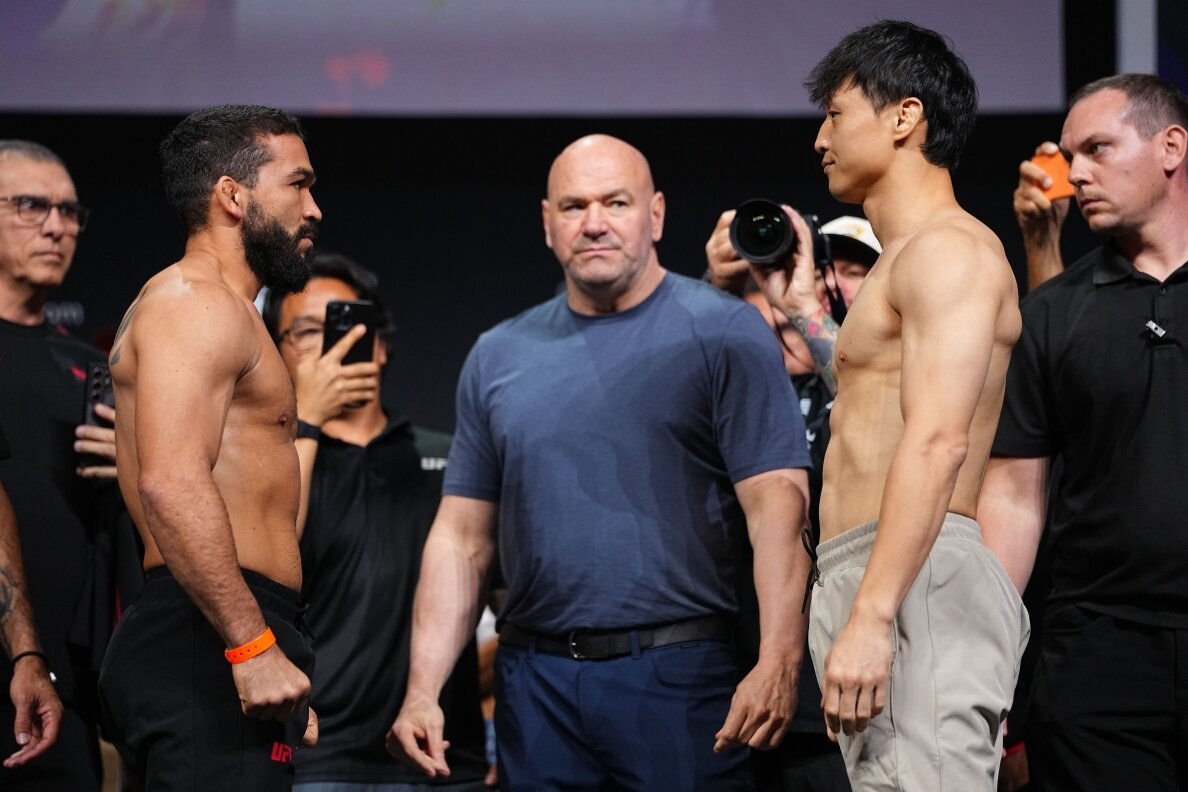 본문 이미지 - 최두호(오른쪽)와 핏불의 페이스오프 장면.(UFC 제공)