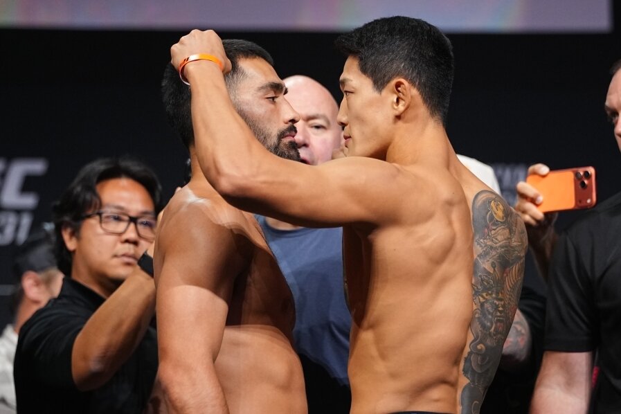 본문 이미지 - 유주상(오른쪽)과 애스웰 주니어의 페이스오프.(UFC 제공)