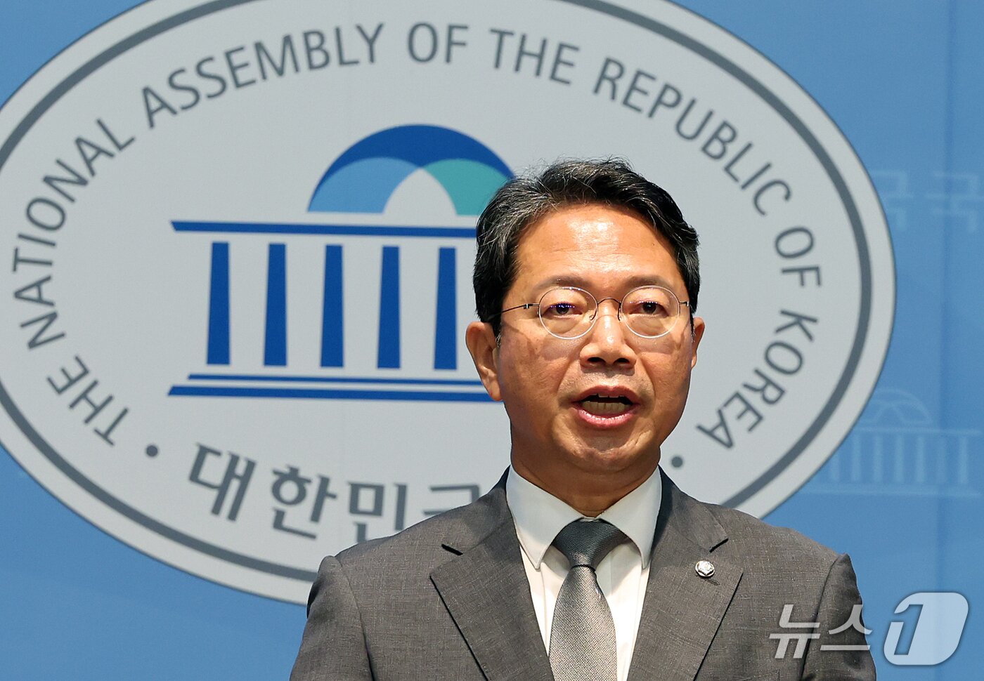 본문 이미지 - 김승원 법무부 장관 후보자가 19일 서울 영등포구 여의도 국회 소통관에서 후보자직 사퇴 기자회견을 하고 있다. 2026.9.19 ⓒ 뉴스1 김진환 기자