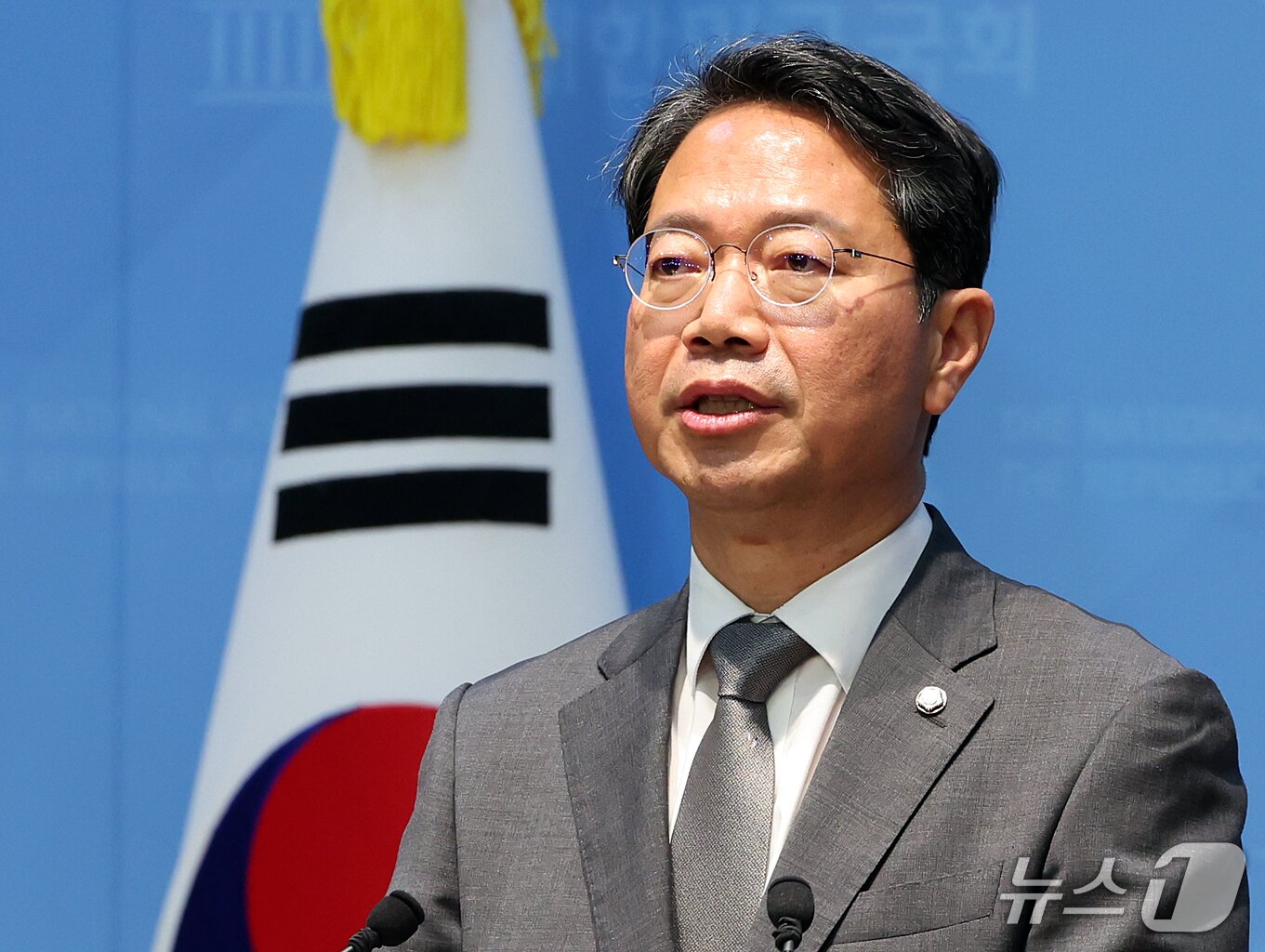 본문 이미지 - 김승원 법무부 장관 후보자가 19일 서울 영등포구 여의도 국회 소통관에서 후보자직 사퇴 기자회견을 하고 있다. 2026.9.19 ⓒ 뉴스1 김진환 기자