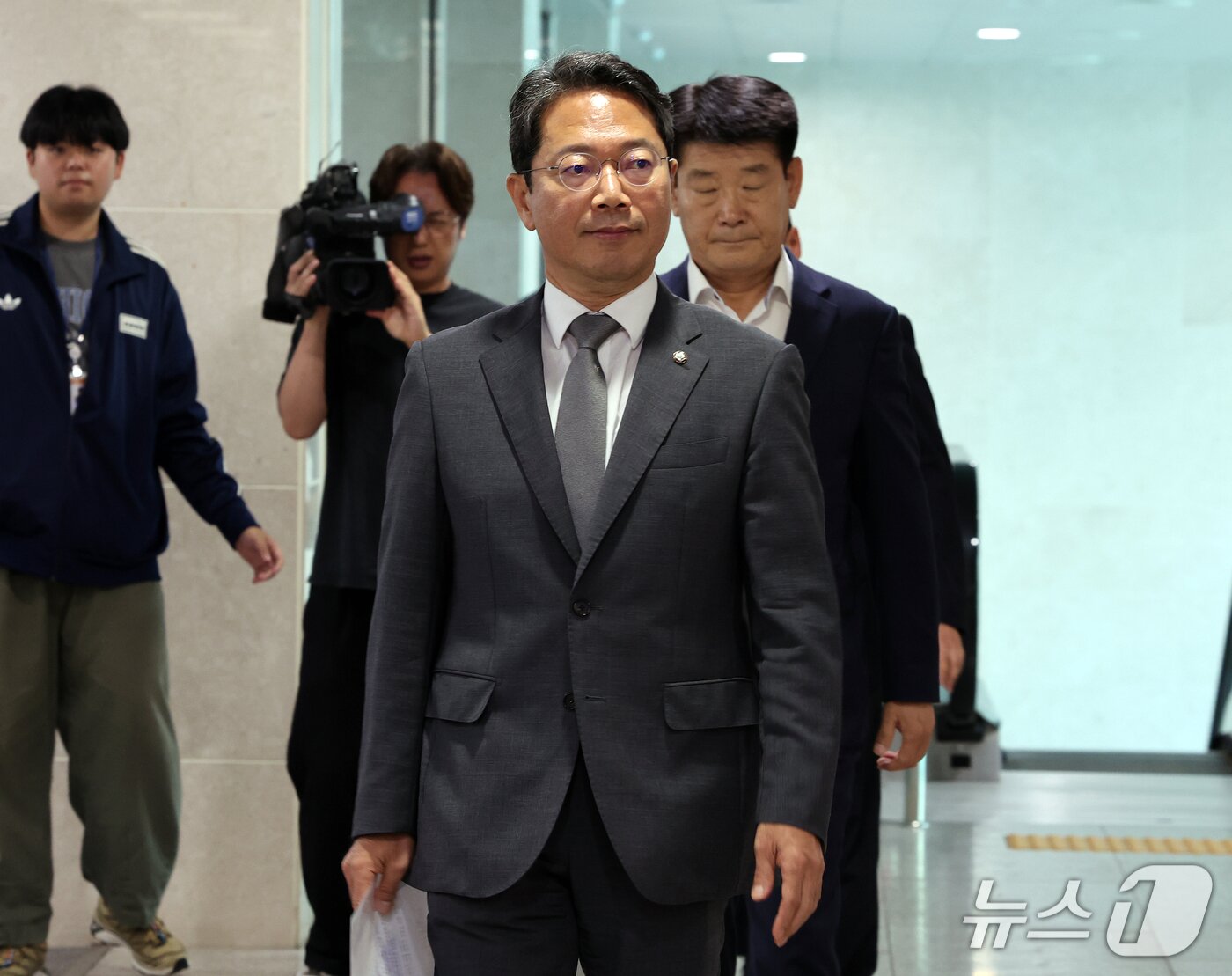 본문 이미지 - 김승원 법무부 장관 후보자가 19일 후보자직 사퇴 기자회견을 하기 위해 서울 영등포구 여의도 국회 소통관으로 향하고 있다. 2026.9.19 ⓒ 뉴스1 김진환 기자