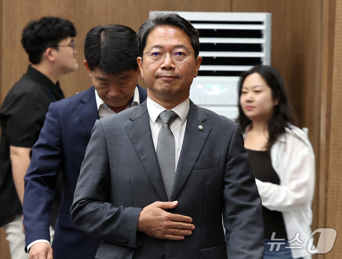 본문 이미지 - 김승원 법무부 장관 후보자가 19일 후보자직 사퇴 기자회견을 하기 위해 서울 영등포구 여의도 국회 소통관으로 향하고 있다. 2026.9.19 ⓒ 뉴스1 김진환 기자