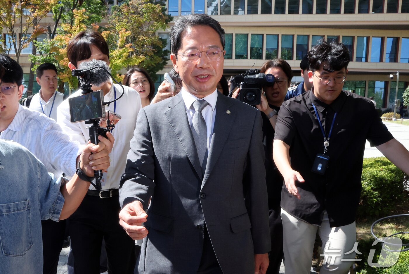 본문 이미지 - 김승원 법무부 장관 후보자가 19일 서울 영등포구 여의도 국회 소통관에서 후보자직 사퇴 기자회견을 마친 뒤 차량으로 향하고 있다. 2026.9.19 ⓒ 뉴스1 김진환 기자