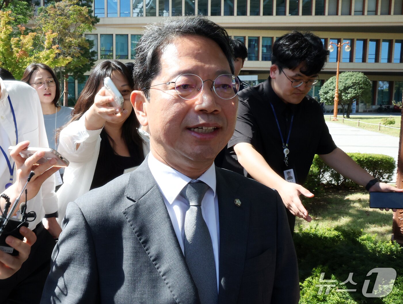 본문 이미지 - 김승원 법무부 장관 후보자가 19일 서울 영등포구 여의도 국회 소통관에서 후보자직 사퇴 기자회견을 마친 뒤 차량으로 향하고 있다. 2026.9.19 ⓒ 뉴스1 김진환 기자