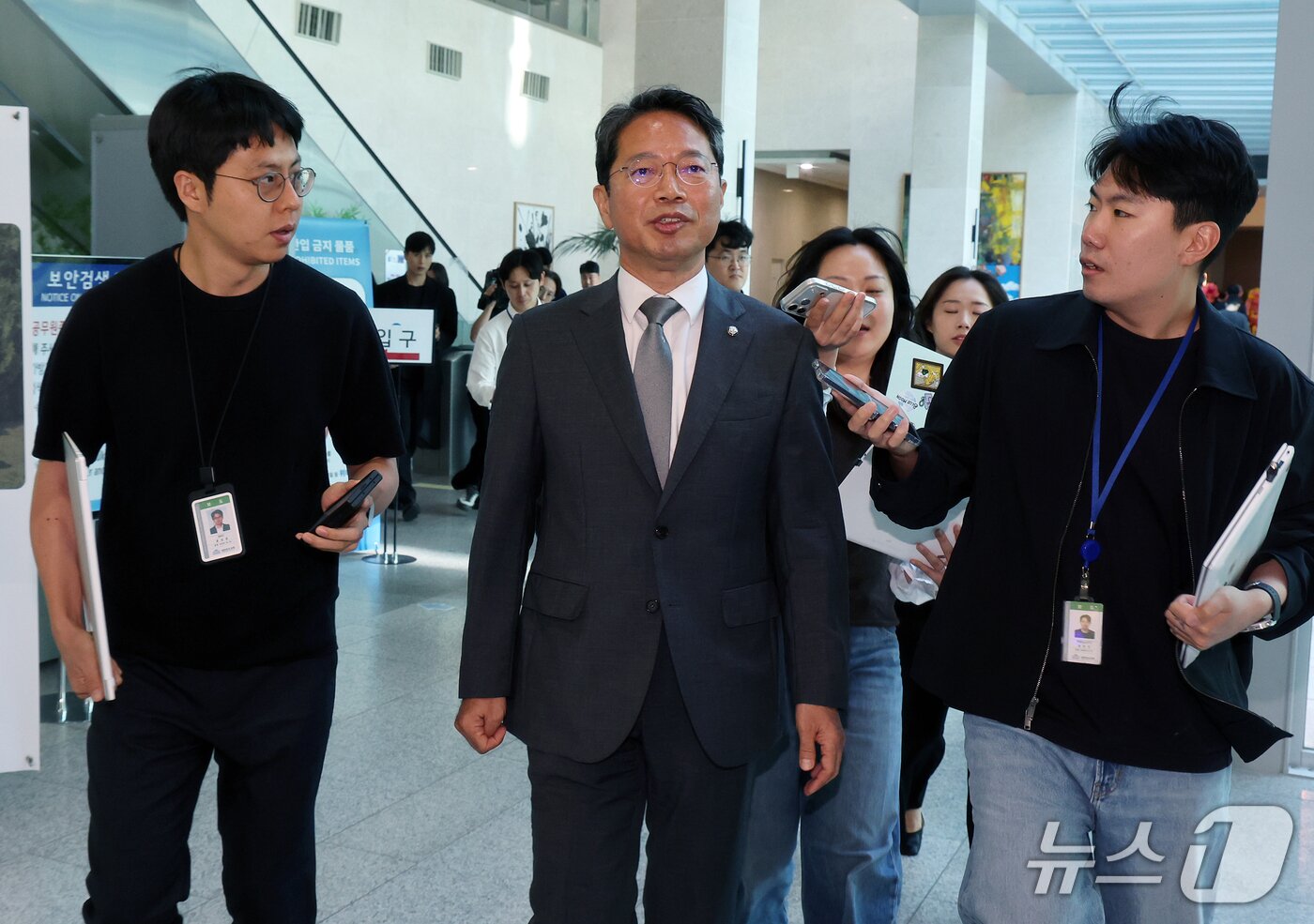 본문 이미지 - 김승원 법무부 장관 후보자가 19일 서울 영등포구 여의도 국회 소통관에서 후보자직 사퇴 기자회견을 마친 뒤 기자회견장을 나서고 있다. 2026.9.19 ⓒ 뉴스1 김진환 기자