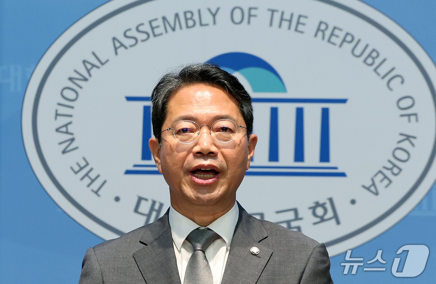 본문 이미지 - 김승원 법무부 장관 후보자가 19일 서울 영등포구 여의도 국회 소통관에서 후보자직 사퇴 기자회견을 하고 있다. 2026.9.19 ⓒ 뉴스1 김진환 기자