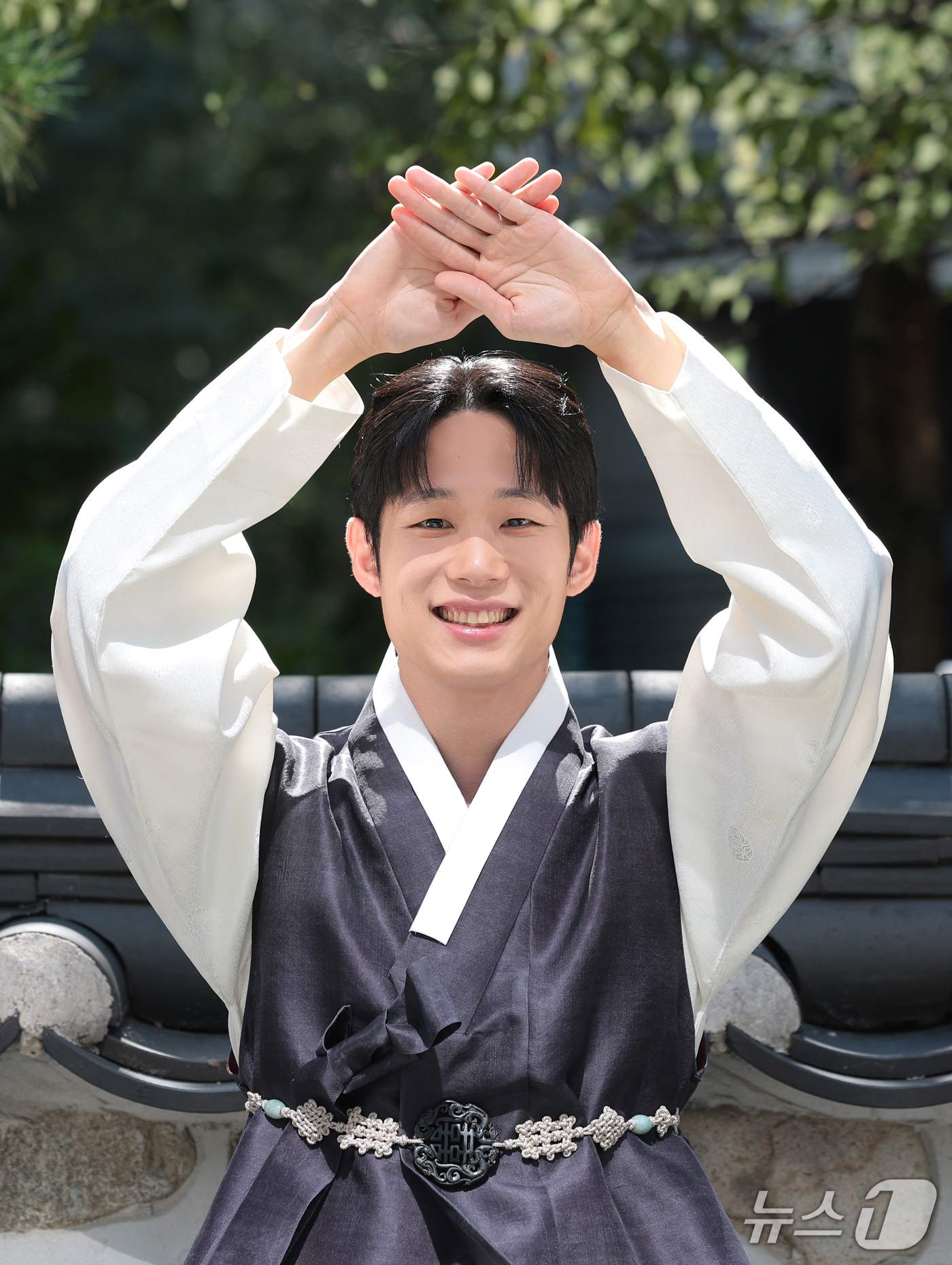 (서울=뉴스1) 권현진 기자 = 배우 이찬용이 서울 종로구 인근에서 뉴스1과의 인터뷰 전 한복을 곱게 차려입고 추석 인사를 전하고 있다.이찬용은 ‘참교육’과 ‘들쥐’에서 안정적인 …