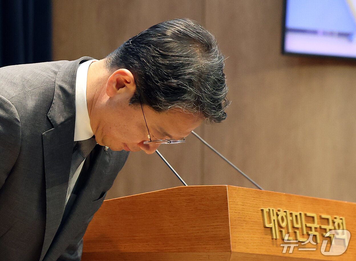 본문 이미지 - 김승원 법무부 장관 후보자가 19일 서울 영등포구 여의도 국회 소통관에서 후보자직 사퇴 기자회견에 앞서 고개 숙여 인사하고 있다. 2026.9.19 ⓒ 뉴스1 김진환 기자